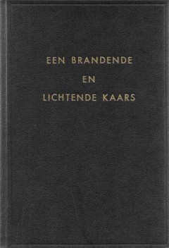 Een brandende en lichtende kaars