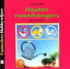 Houten raamhangers met patronen