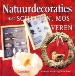 Natuurdecoraties met schelpen, mos en veren