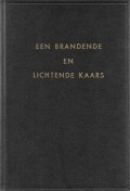 Een brandende en lichtende kaars