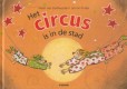 Het circus is in de stad 